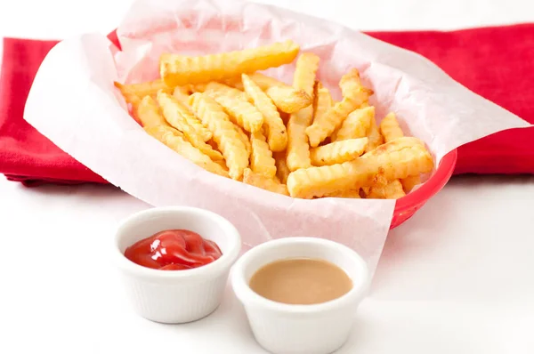 Crocante Crinkle Cortar Batatas Fritas Com Molho Ketchup — Fotografia de Stock