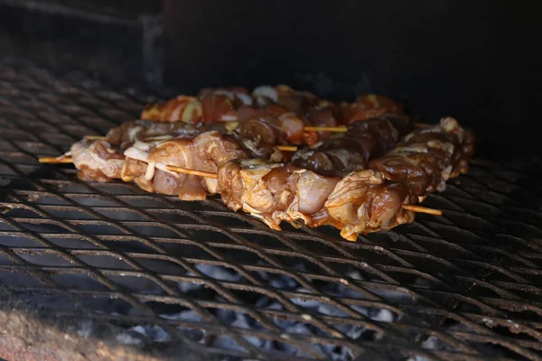 鶏のソースは ブライグリッド上で調理されています これは南アフリカで人気のあるタイプの食べ物です この写真は選択的な焦点があります — ストック写真