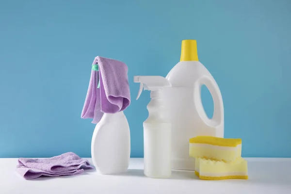 Las Botellas Desinfectantes Aerosoles Con Esponjas Sobre Fondo Azul — Foto de Stock