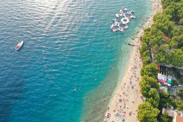Letecký Snímek Lidí Kteří Užívají Pláž Slunečného Dne Makarské Chorvatsko — Stock fotografie
