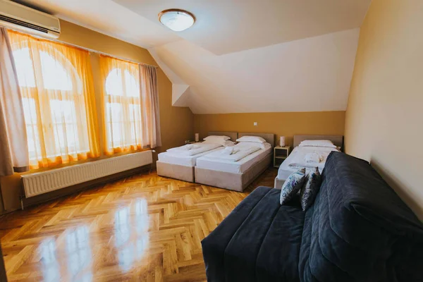 Una Habitación Hotel Para Tres Personas Con Tres Camas Sofá — Foto de Stock