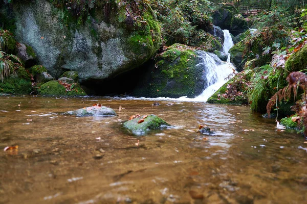 Uno Scenario Vibrante Fiume Che Scorre Sulle Rocce Gertelbach Germania — Foto Stock