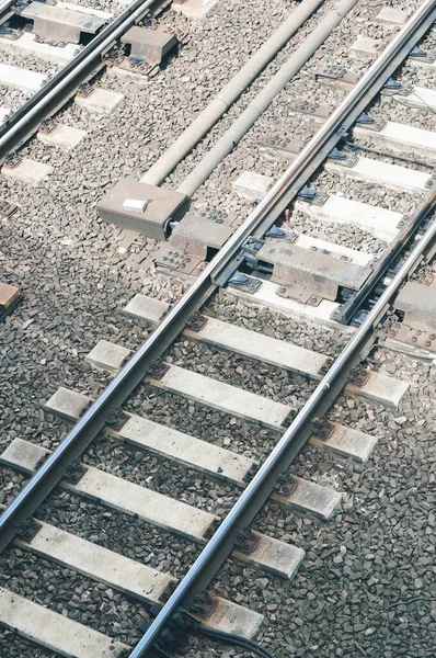 Küçük Taşlar Üzerinde Tren Raylarının Dikey Çekimi — Stok fotoğraf