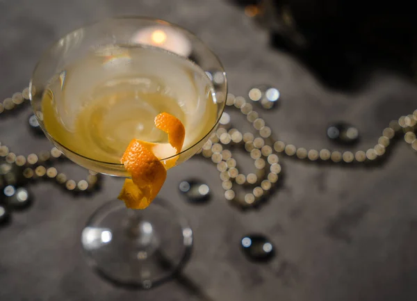 Eine Selektive Fokusaufnahme Eines Cocktailglases Mit Orangefarbener Schale Glänzenden Perlen — Stockfoto