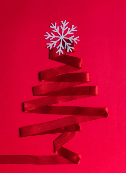 Plano Vertical Una Decoración Copo Nieve Árbol Navidad Sobre Fondo — Foto de Stock