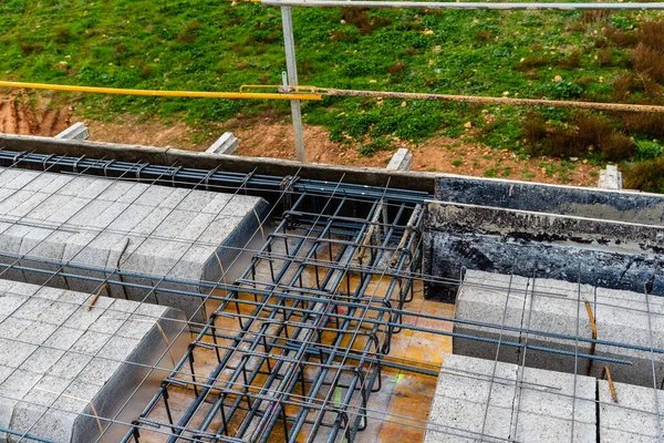 Çelik Işlemeli Inşaat Sahası Beton Dökülmeye Hazır Sütunlar Için Destek — Stok fotoğraf