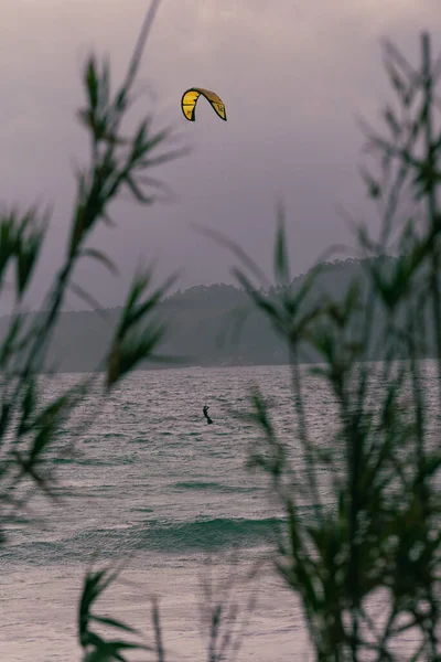 Cangas Ισπανια Νοέμβριος 2020 Νοέμβριος 2020 Deportistas Practicando Kitesurf Una — Φωτογραφία Αρχείου