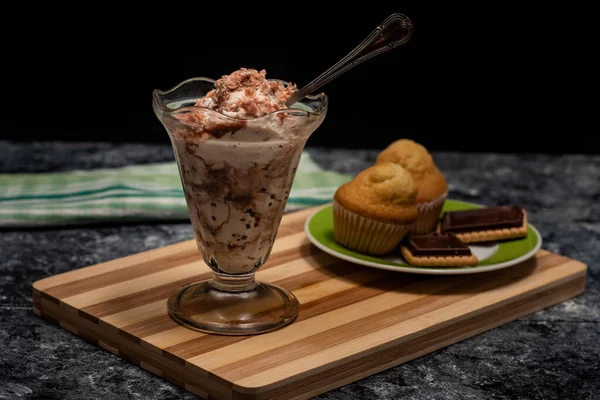 Semangkuk Krim Coklat Dengan Sepiring Kue Kering — Stok Foto