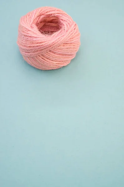 Pink Yarn Ball Knitting Isolated Blue Background — Stock Photo, Image