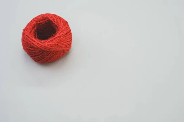 Uma Bola Fio Vermelho Isolado Fundo Cinza — Fotografia de Stock