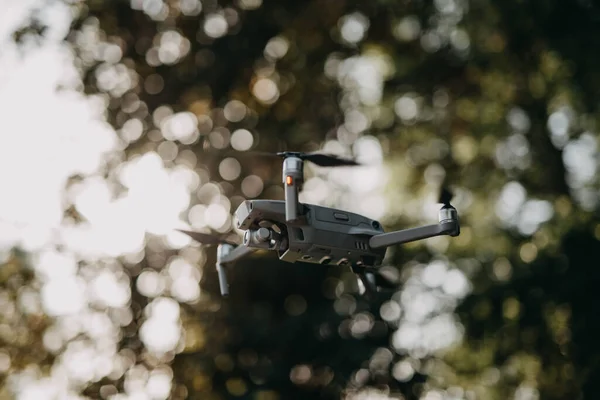 Dron Volador Con Una Cámara Sobre Fondo Borroso —  Fotos de Stock