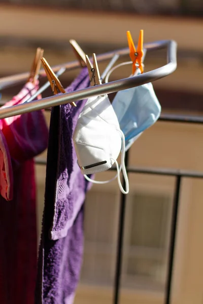 Twee Covid Maskers Aan Het Draagbaar Droogrek Voor Ventilatie Hergebruik — Stockfoto