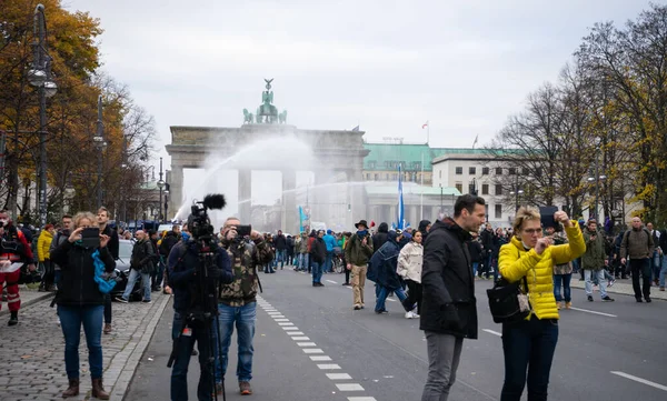 2020年11月18日 2020年11月18日 在柏林与警察在胜利纵队举行的反对Corona Covid 19条例和维护人权的示威 — 图库照片