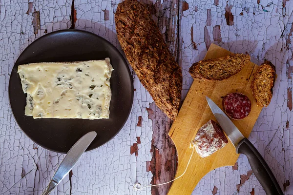 Vista Dall Alto Del Salame Tagliato Sul Tavolo Legno Con — Foto Stock