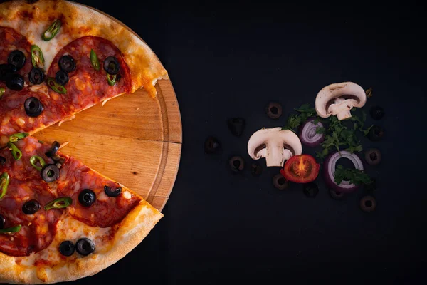 Una Vista Dall Alto Pizza Appena Sfornata Con Peperoni Olive — Foto Stock