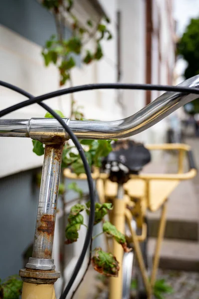 Primer Plano Vertical Una Vieja Bicicleta Oxidada Estacionada Una Calle — Foto de Stock