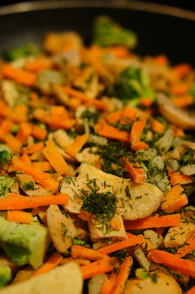 Een Verticale Salade Met Wortel Aardappelen — Stockfoto