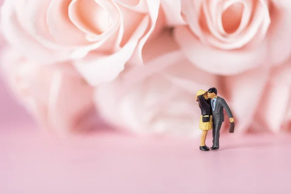 Enfoque Selectivo Una Pareja Besos Figurita Miniatura — Foto de Stock