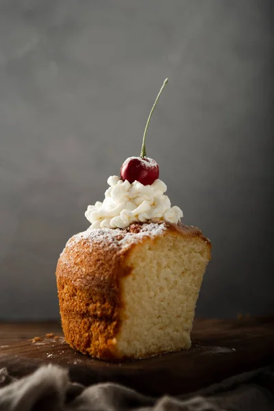 クリーム 粉砂糖 さくらんぼをトッピングしたケーキの縦ショット — ストック写真