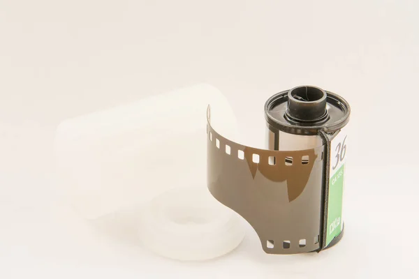 Primer Plano Cassette Película Contenedor Sobre Fondo Blanco — Foto de Stock
