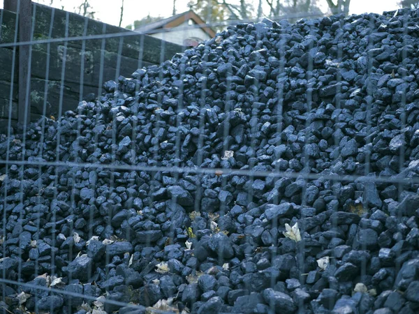 Grande Fornecimento Carvão Armazenado Fora Tiro Largo — Fotografia de Stock