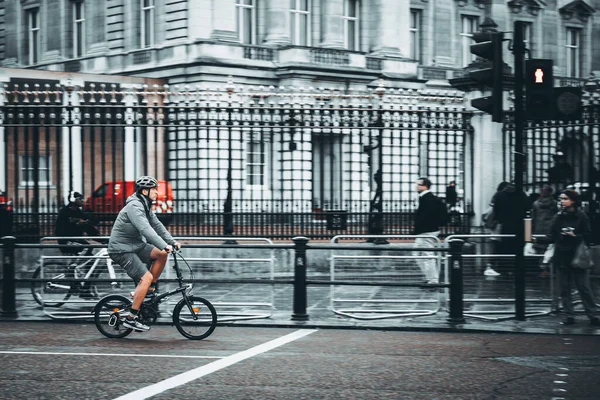 2019年10月15日 英国伦敦 2019年10月15日 成年男子骑着他的自行车经过白金汉宫 街头摄影 照片新闻 健康的生活方式 — 图库照片