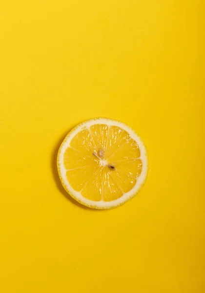 Plan Vertical Une Tranche Citron Frais Sur Une Surface Jaune — Photo