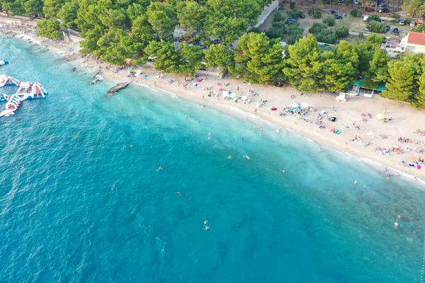 Hırvatistan Makarska Kentinde Güneşli Bir Günde Sahilde Eğlenen Insanların Hava — Stok fotoğraf