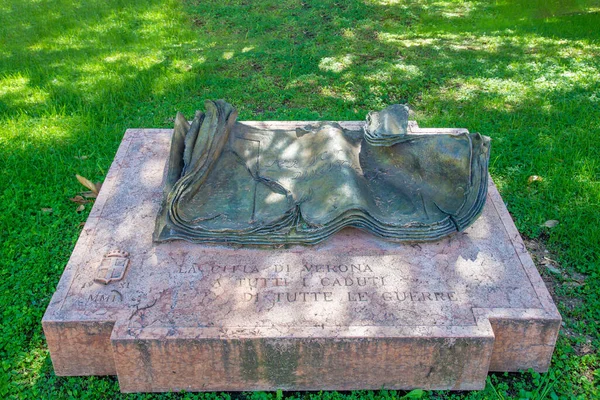 Verona Itália Ago 2020 Monumento Forma Livro Feito Pedra Metal — Fotografia de Stock