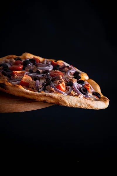 Eine Nahaufnahme Einer Frisch Gebackenen Pizza Mit Zwiebeln Oliven Tomaten — Stockfoto