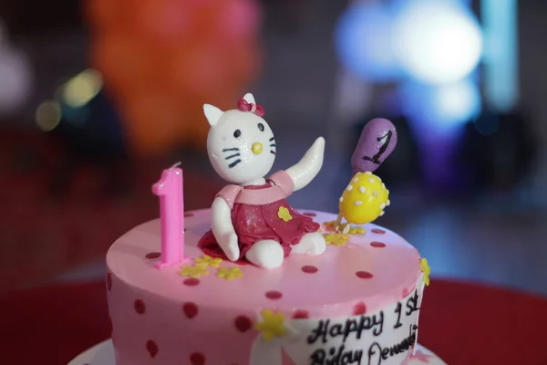かわいい子猫のケーキのトッパーのクローズアップショット — ストック写真