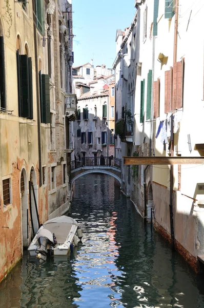 Typowy Kanał Wenecki Most Bez Turystów Wenecja Włochy — Zdjęcie stockowe