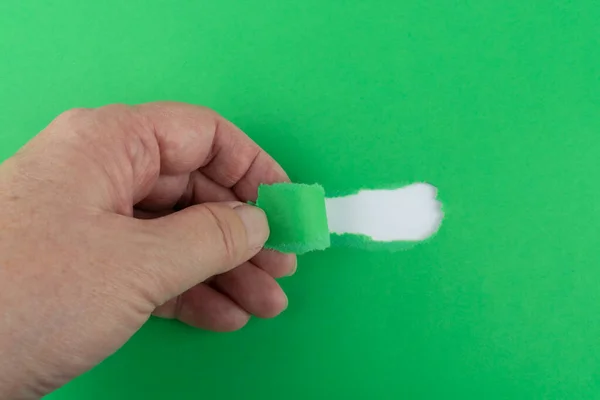 Eine Nahaufnahme Von Hand Beim Drehen Von Grünem Papier Mit — Stockfoto
