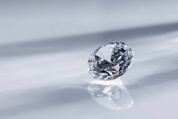 Ένα Απομονωμένο Κοντινό Πλάνο Ενός Εξευγενισμένου Διαμαντένιου Κρυστάλλου — Φωτογραφία Αρχείου
