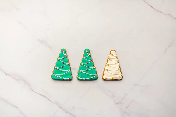 Drei Lebkuchen Weihnachtsbaum Plätzchen Auf Weißem Marmor — Stockfoto
