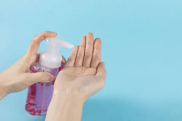 Closeup Shot Person Sanitizing Her Hands — Stock Photo, Image