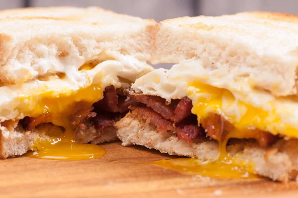 Ovos Bacon Queijo Cheve Sanduíche Pequeno Almoço Com Batatas Fritas — Fotografia de Stock