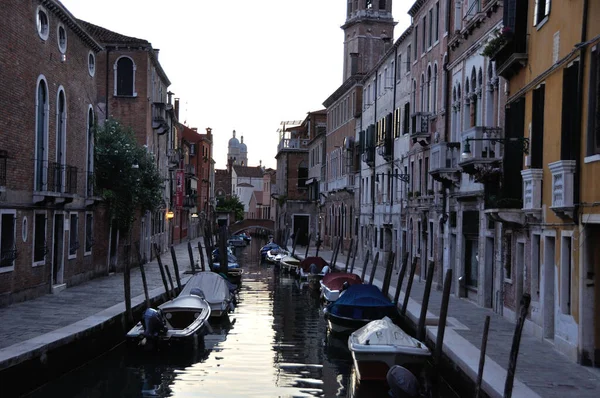 Venice Olaszország Szeptember 2016 Tipikus Csatorna Hajók Történelmi Házak Velencében — Stock Fotó