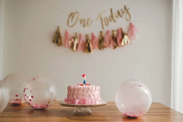 Bir Numaralı Mumla Süslenmiş Pembe Bir Doğum Günü Pastası Yenebilir — Stok fotoğraf
