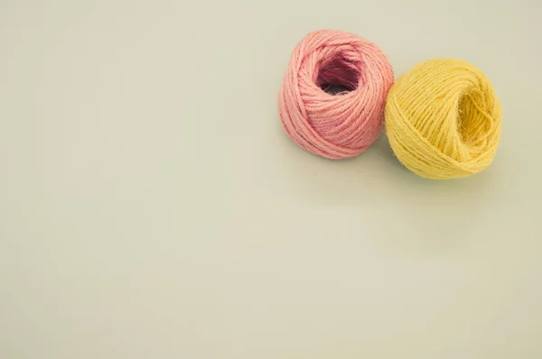 Ροζ Και Κίτρινες Μπάλες Νήματος Για Πλέξιμο Απομονωμένες Γκρι Φόντο — Φωτογραφία Αρχείου