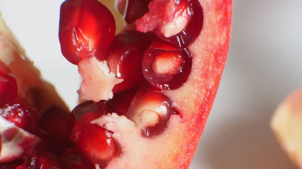 Detailní Záběr Granátového Jablka Šťavnatými Semínky Bílém Pozadí — Stock fotografie
