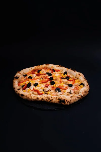 Вертикальный Снимок Вкусной Пиццы Черной Поверхности — стоковое фото