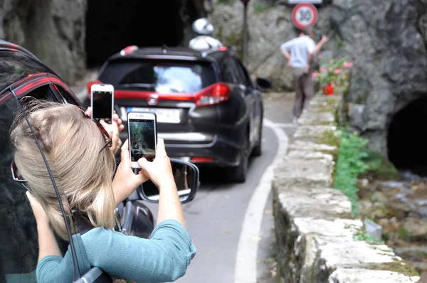 Turistas Usando Telefone Celular Para Tirar Uma Foto Dentro Carro — Fotografia de Stock