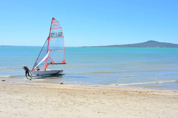 Auckland New Zealand Nov 2020 View Young Man Pulling Small — Stock Photo, Image