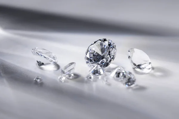 Egy Közeli Felvétel Gyönyörűen Vágott Gyémántokról Egy Fehér Felületen — Stock Fotó