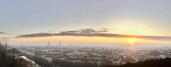 Fransa Nın Lyon Şehrinin Üzerinde Muhteşem Bir Gündoğumunun Panoramik Resmi — Stok fotoğraf