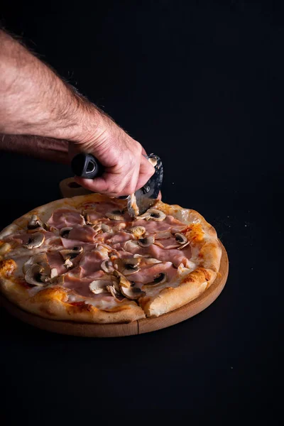 Primo Piano Una Persona Che Taglia Una Pizza Appena Sfornata — Foto Stock
