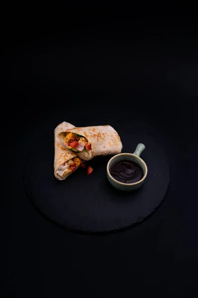 Una Toma Vertical Sándwich Con Poco Salsa Una Superficie Negra — Foto de Stock