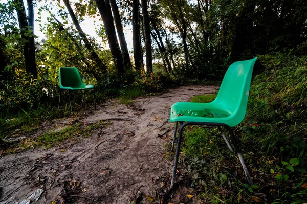 Una Hermosa Foto Dos Sillas Plástico Parque — Foto de Stock