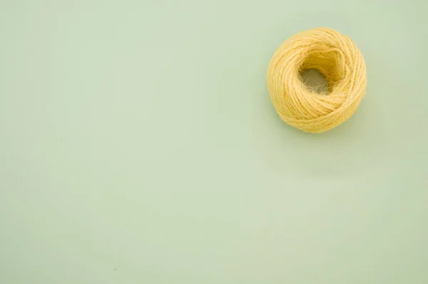 在灰色背景上孤立的一种用于针织的黄色纱球 — 图库照片